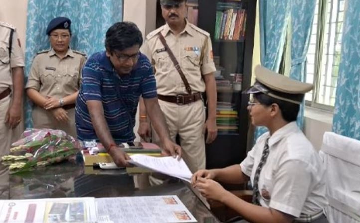 आईसी की कुर्सी पर स्कूली छात्रा, पुलिस दिवस पर अभिनव पहल