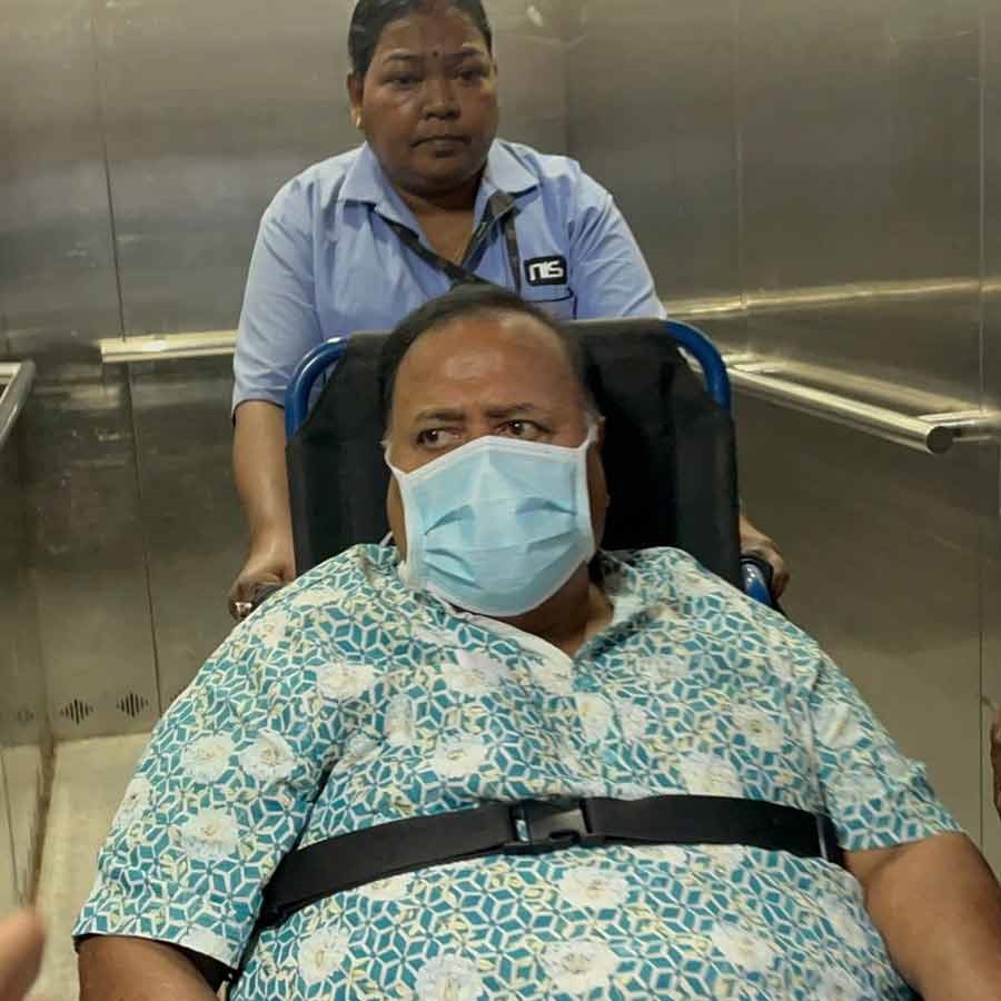 जेल से रिहा हुए पश्चिम बंगाल के पूर्व मंत्री पार्थ चट्टोपाध्याय, तीन साल बाद लौटे घर