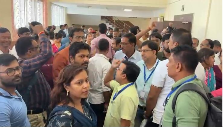 आयोग के नए निर्देश के खिलाफ सिलीगुड़ी में बीएलओ का प्रदर्शन