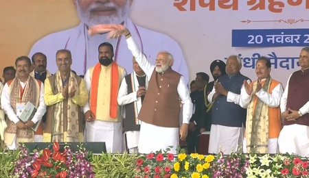 बिहार: शपथ ग्रहण समारोह में पीएम मोदी ने झुककर किया शुक्रिया तो गमछा लहराकर भरा जोश