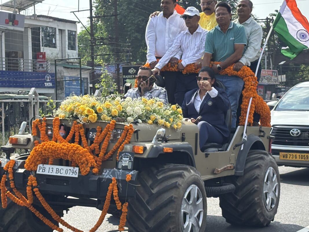 विश्व विजेता बनकर लौटीं सिलीगुड़ी की बेटी ऋचा घोष का ढोल-नगाड़ों के साथ भव्य स्वागत