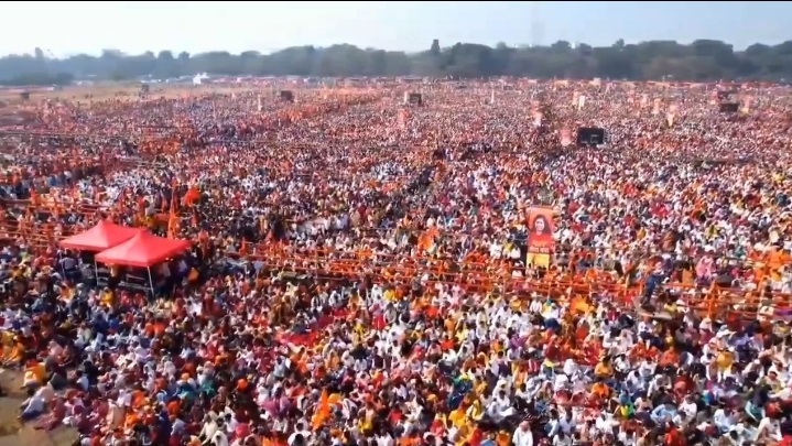 कोलकाता के ब्रिगेड परेड मैदान में लाखों लोगों ने पढ़ी गीता, राज्यपाल बोले – धार्मिक अहंकार खत्म करने का समय आ गया