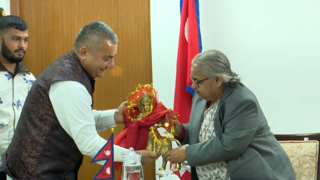 नेपाल : आम चुनाव से पहले हिंदू राष्ट्र और राजशाही पर जनमत संग्रह कराने की मांग