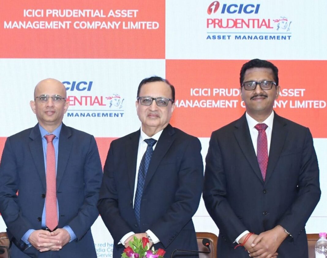 आईसीआईसीआई प्रूडेंशियल एसेट मैनेजमेंट कंपनी लिमिटेड के मैनेजिंग डायरेक्टर एवं सीईओ निमेश शाह, चेयरमैन संदीप बत्रा और चीफ फाइनेंशियल ऑफिसर नवीन कुमार अग्रवाल ने कंपनी के आईपीओ की घोषणा करते हुए। (बाएं से दाएं)