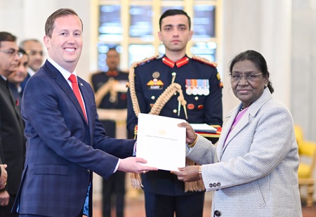 अमेरिकी राजदूत सर्जियो गोर ने राष्ट्रपति मुर्मू को सौंपा अपना क्रेडेंशियल्स