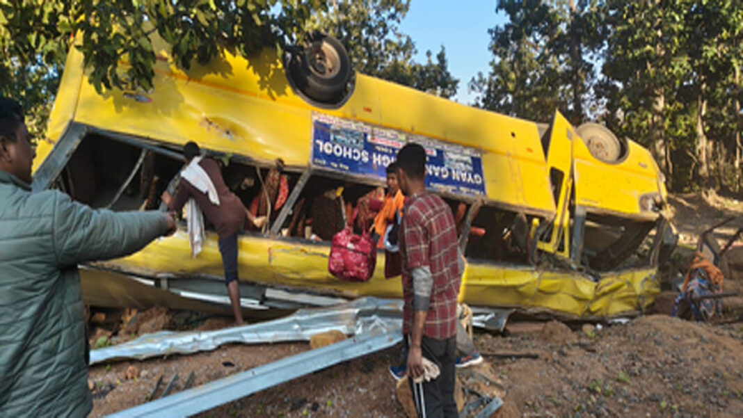 झारखंड के लातेहार में पलटी बस, 5 की मौत, 50 से ज्यादा लोग घायल