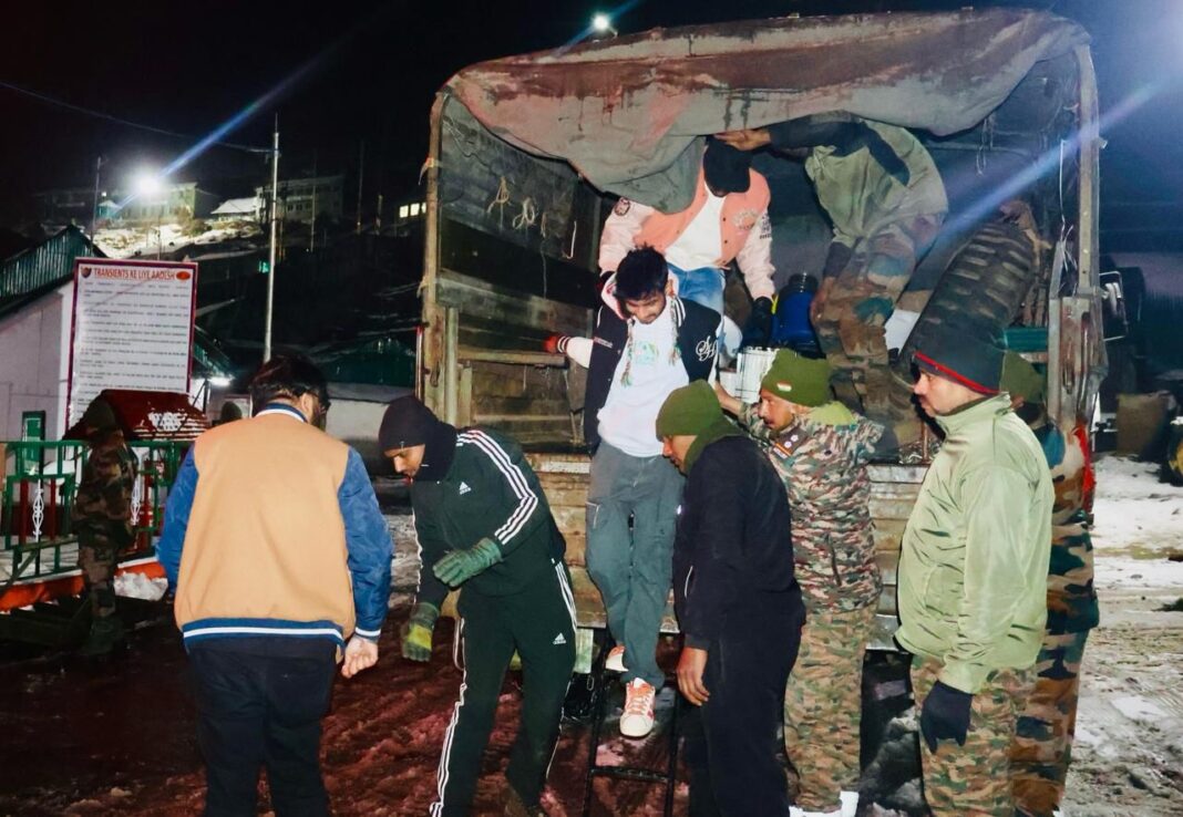 भारतीय सेना ने पूर्वी सिक्किम के उच्च हिमालयी क्षेत्र में फंसे पर्यटकों काे बचाया