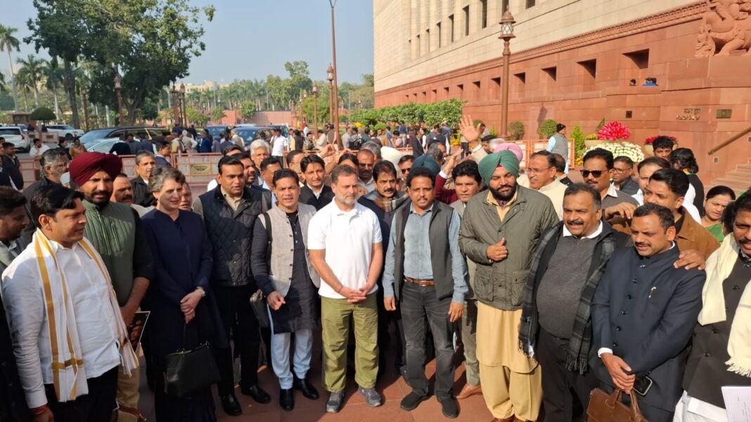 लोकसभा से कांग्रेस के 8 सांसदों के निलंबन पर संसद परिसर में विरोध प्रदर्शन, राहुल बोले- दबाव में प्रधानमंत्री