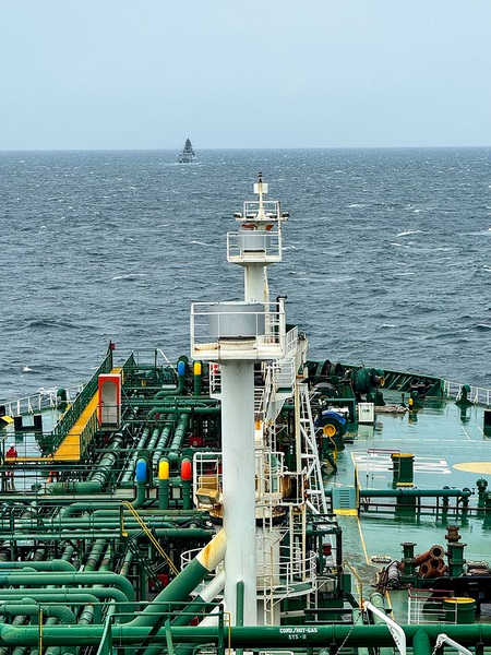 होर्मुज को पार कर भारत की ओर रवाना हुए 92,600 टन एलपीजी ला रहे दो जहाज: सरकार