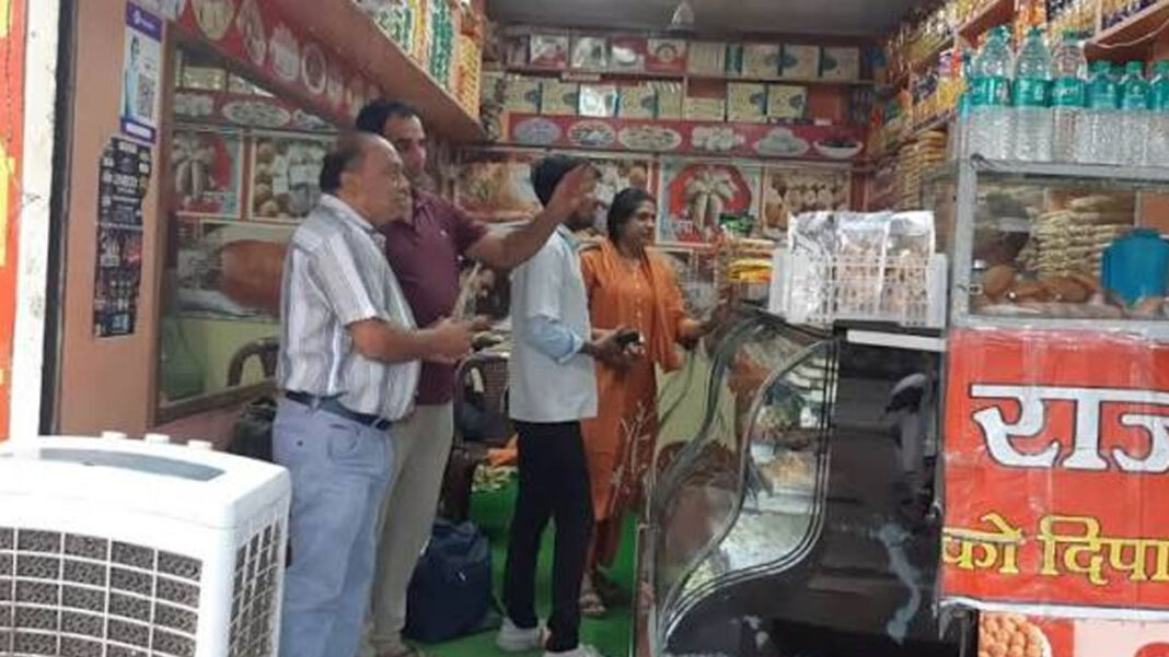बालुरघाट में खाद्य सुरक्षा विभाग की बड़ी कार्रवाई, मिठाई दुकानों और रेस्टोरेंट का निरीक्षण