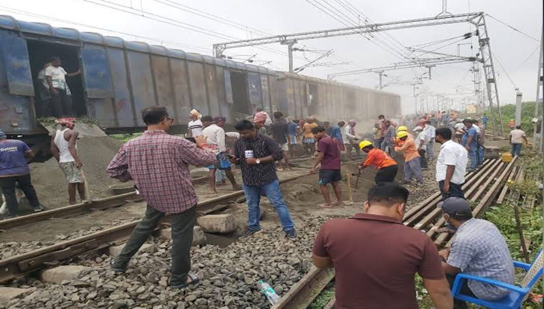 भारी बारिश ने रोकी ट्रेनों की रफ्तार, फरक्का में एक फीट धंसा ट्रैक, कई ट्रेनें लेट, स्टेशनों पर बढ़ी भीड